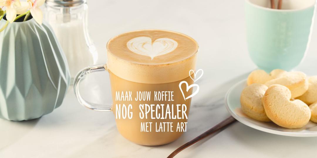 Foto van een kop koffie met daarop een hart gemaakt van melk. Tekst op de foto; "Maak jouw koffie nog specialer met latte art".