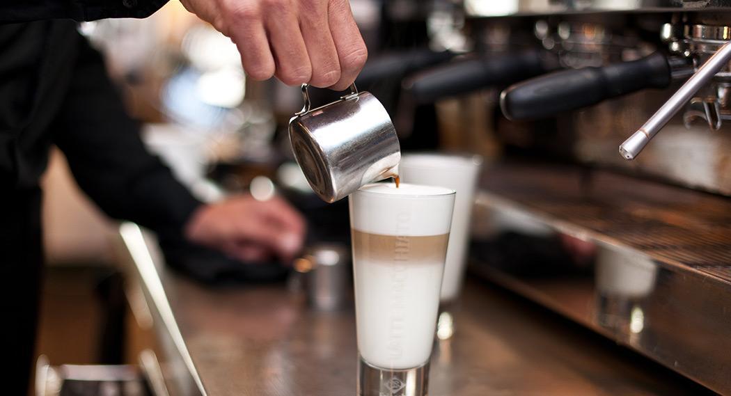 Barista bereid een Latte Macchiato